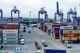 Hoạt động vận chuyển hàng hóa tại Tân Cảng Sài Gòn. (Ảnh: Thế Anh/TTXVN)