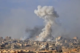Khói bốc lên sau đợt oanh kích của lực lượng Chính phủ Syria nhằm vào các mục tiêu của IS trong chiến dịch giải phóng thành phố Deir Ezzor ngày 31/10. (Nguồn: AFP/TTXVN)