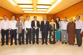 Thủ tướng Nguyễn Xuân Phúc chụp ảnh lưu niệm với các đại biểu tại buổi gặp mặt. (Ảnh: Trọng Đức/TTXVN)