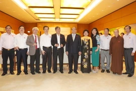 Thủ tướng Nguyễn Xuân Phúc chụp ảnh lưu niệm với các đại biểu tại buổi gặp mặt. (Ảnh: Trọng Đức/TTXVN)