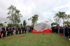 Các đại biểu thực hiện hiện nghi thức khai trương Công viên APEC. (Ảnh: TTXVN)