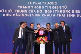 Chủ tịch Quốc hội Nguyễn Thị Kim Ngân, các Phó Chủ tịch Quốc hội và các đại biểu thực hiện nghi lễ khai trương trang thông tin. (Ảnh: Trọng Đức/TTXVN)