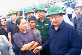 Phó Thủ tướng Trịnh Đình Dũng kiểm tra phòng chống bão số 14 tại cảng cá Đá Bạc, thành phố Cam Ranh. (Ảnh: Nguyên Lý/TTXVN)