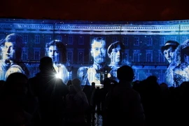 Màn trình diễn ánh sáng 3D tại quảng trường Dvortsovaya ở Saint Petersburg ngày 4/11. (Nguồn: AFP/TTXVN)