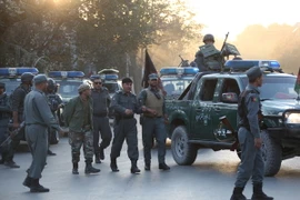 Lực lượng an ninh Afghanistan điều tra tại hiện trường một vụ đánh bom liều chết ở thủ đô Kabul ngày 31/10. (Nguồn: THX/TTXVN)
