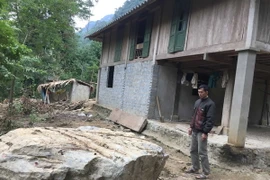 Đá trên núi Pha Nọi rời xuống nhà anh Cao Xuân Nghĩa, trú tại bản Mướp, xã Hồi Xuân, huyện Quan Hóa. (Ảnh: Nguyễn Nam/TTXVN)