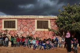 Trẻ em mồ côi tại một trại trẻ mồ côi ở Sarmada, Syria ngày 21/11. (Nguồn: AFP/TTXVN)