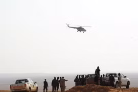 Binh sỹ quân đội Syria đóng quân gần thành phố al- Bukamal ngày 10/11. THX/ TTXVN