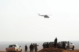Binh sỹ quân đội Syria đóng quân gần thành phố al- Bukamal ngày 10/11. THX/ TTXVN