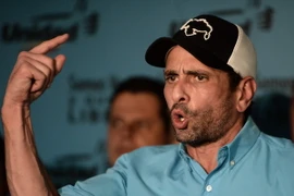 Thủ lĩnh Liên minh Bàn Đoàn kết Dân chủ (MUD) đối lập Venezuela Henrique Capriles trong cuộc họp báo ở thủ đô Caracas ngày 30/7. (Nguồn: AFP/TTXVN)