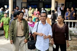 Ông Huỳnh Văn Nén vui vẻ khi Tòa án Nhân dân tỉnh Bình Thuận xin lỗi công khai. (Ảnh: Nguyễn Thanh/TTXVN)