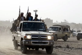 Các tay súng Houthi được triển khai tại Sanaa, Yemen ngày 18/6. (Nguồn: EPA/TTXVN)