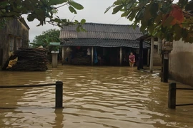 Nhà dân ở xã Quảng Thọ bị ngập lụt. (Ảnh: Hồ Cầu/TTXVN)