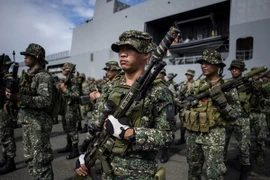 Binh sỹ Philippines làm nhiệm vụ tại khu vực Manila ngày 30/10. (Nguồn: AFP/TTXVN)