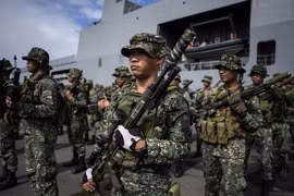 Binh sỹ Philippines làm nhiệm vụ tại khu vực Manila ngày 30/10. (Nguồn: AFP/TTXVN)