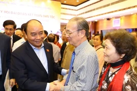 Thủ tướng Nguyễn Xuân Phúc với nhân dân phường Điện Biên. (Ảnh: Thống Nhất/TTXVN)