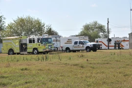 Cảnh sát điều tra tại hiện trường vụ xả súng ở Texas ngày 7/11. (Nguồn: THX/TTXVN)