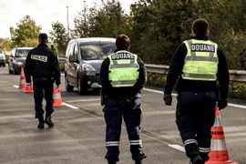 Cảnh sát Pháp kiểm tra an ninh tại khu vực Camphin-en-Pevele, miền bắc Pháp ngày 6/10. (Nguồn: AFP/TTXVN)