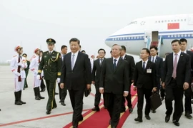 Đồng chí Trần Quốc Vượng, Ủy viên Bộ Chính trị, Thành viên Thường trực Ban Bí thư, Chủ nhiệm Ủy ban Kiểm tra Trung ương đón Tổng Bí thư, Chủ tịch Trung Quốc Tập Cận Bình tại Sân bay Quốc tế Nội Bài, Hà Nội. (Ảnh: Nguyễn Dân/TTXVN)