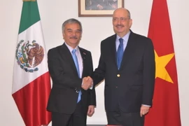 Đại sứ Nguyễn Hoài Dương và Thứ trưởng Ngoại giao Mexico Carlos de Icaza. (Ảnh: Việt Hùng/Vietnam+)