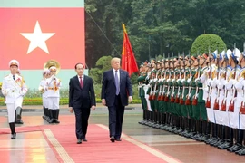 Chủ tịch nước Trần Đại Quang và Tổng thống Hoa Kỳ Donald Trump duyệt Đội danh dự Quân đội nhân dân Việt Nam tại Lễ đón chính thức. (Ảnh: Nhan Sáng/TTXVN)
