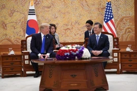 Tổng thống Moon Jae-in (phải) và Tổng thống Donald Trump tại Phủ Tổng thống Hàn Quốc. (Nguồn: AFP/TTXVN)