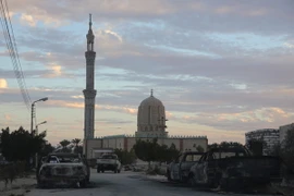 Hiện trường vụ tấn công tại đền thờ ở Bắc Sinai, Ai Cập, ngày 25/11. (Nguồn: THX/TTXVN)