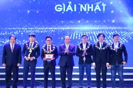 Thủ tướng Chính phủ Nguyễn Xuân Phúc và Bộ trưởng Bộ Thông tin và Truyền thông Trương Minh Tuấn trao giải Nhất cho nhóm tác giả đoạt giải trong lĩnh vực Công nghệ thông tin. (Ảnh: Minh Quyết/TTXVN)