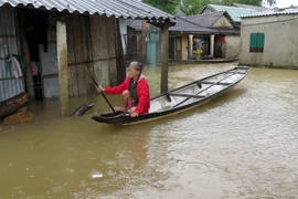 Người dân thôn Hà Lỗ, xã Hải Tân (Hải Lăng, Quảng Trị) phải đi lại bằng thuyền. (Ảnh Trần Tĩnh/TTXVN)