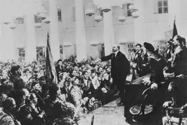 Lenin tuyên bố thành lập Chính quyền Xô Viết Nga tại Đại hội các Xô Viết được triệu tập ngày 7/11/1917. (Ảnh: Tư liệu TTXVN)
