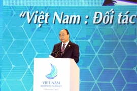 Thủ tướng Nguyễn Xuân Phúc đến dự và phát biểu khai mạc Hội nghị Thượng đỉnh Kinh doanh Việt Nam 2017 với chủ đề: “Việt Nam - Đối tác kinh doanh tin cậy”. (Ảnh TTXVN)