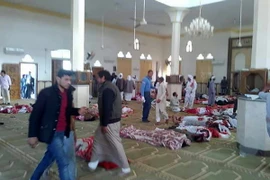 Thi thể các nạn nhân tại hiện trường vụ đánh bom đền thờ Al Rawda ngày 24/11. (Nguồn: AFP/ TTXVN)