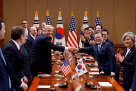 Tổng thống Hàn Quốc Moon Jae-In (thứ 3, phải) có cuộc hội đàm với Tổng thống Mỹ Donald Trump (thứ 4, trái) đang trong chuyến thăm Hàn Quốc. (Nguồn: AFP/TTXVN)