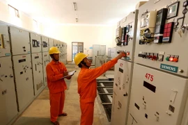 Công nhân Công ty Điện lực Quảng Trị vận hành cung cấp điện cho các phụ tải tại trạm biến áp 110kV Đông Hà. (Ảnh: Ngọc Hà/TTXVN)