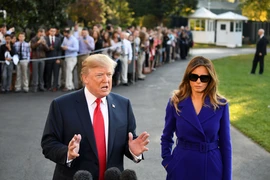 Tổng thống Mỹ Donald Trump (trái, phía trước) và phu nhân Melania Trump trong cuộc họp báo trước khi rời Nhà Trắng tới căn cứ không quân Andrews để bắt đầu chuyến công du châu Á, ngày 3/11. (Nguồn: THX/TTXVN)