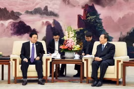 Ông Dương Hiểu Độ, Phó Chủ nhiệm Ủy ban Kiểm tra Kỷ luật Trung ương Đảng Cộng sản Trung Quốc tiếp ông Phan Đình Trạc. (Ảnh: Trung Kiên/TTXVN)