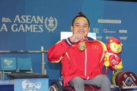 Vận động viên cử tạ Nguyễn Bình An nhận Huy chương vàng. (Ảnh: Lê Hải/TTXVN) 