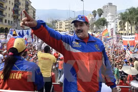 Tổng thống Venezuela Nicolas Maduro (phải) tại lễ míttinh nhân Ngày Quốc tế lao động của người dân ở thủ đô Caracas ngày 1/5. (Nguồn: AFP/TTXVN)