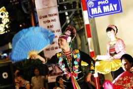 Biểu diễn chầu văn ở phố cổ Hà Nội. (Ảnh: Minh Đức/TTXVN)