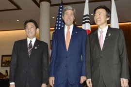 Ngoại trưởng Hàn Quốc Yun Byung-se, Ngoại trưởng Mỹ John Kerry và Ngoại trưởng Nhật Bản Fumio Kishida. (Nguồn: japantimes.co.jp) 