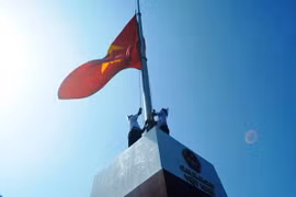 Khánh thành cột cờ Tổ quốc tại đảo Trần, Quảng Ninh. (Ảnh: Nguyễn Hoàng/Vietnam+) 