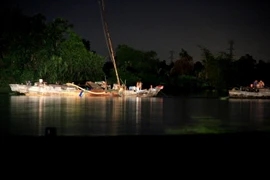 "Cát tặc” hút cát lậu trên sông Sài Gòn thuộc địa bàn thành phố Thủ Dầu Một, tỉnh Bình Dương vào ban đêm. (Nguồn: TTXVN)