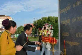 Đại sứ Việt Nam tại Campuchia Thạch Dư thắp hương tưởng niệm các liệt sỹ. (Ảnh: Xuân Khu/Vietnam+)
