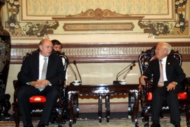 Chủ tịch Ủy ban Nhân dân Thành phố Hồ Chí Minh Lê Hoàng Quân tiếp Bộ trưởng Rodrigo Malmierca Diaz. (Ảnh: Thanh Vũ/TTXVN) 