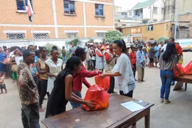 Lãnh sự danh dự Việt Nam ở Madagascar hỗ trợ nạn nhân bão lụt