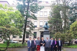 Đại sứ Trương Mạnh Sơn (thứ ba từ phải sang) cùng Thị trưởng thị trấn Chrastava Michal Canov tại nơi dự kiến sẽ dựng tượng đài Bác Hồ. (Ảnh: Quang Vinh/Vietnam+)