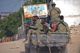 Binh sỹ Somlia tuần tra tại thủ đô Mogadishu. (Nguồn: AFP/TTXVN)