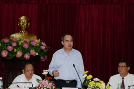  Chủ tịch Ủy ban Trung ương MTTQ Việt Nam Nguyễn Thiện Nhân phát biểu trong buổi làm việc tại Khu Công nghệ cao TP.HCM. (Ảnh: Thanh Vũ/TTXVN)
