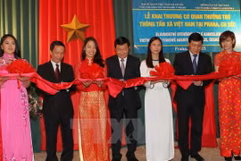 Chủ tịch nước Trương Tấn Sang, Tổng Giám đốc TTXVN Nguyễn Đức Lợi cùng các đại biểu cắt băng khai trương Cơ quan thường trú TTXVN tại Séc. (Ảnh: Nguyễn Khang/TTXVN) 