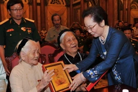 Phó Chủ tịch nước Nguyễn Thị Doan và các Mẹ Việt Nam anh hùng. (Ảnh: Trọng Đức/TTXVN)